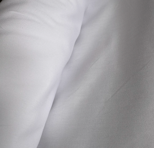 Camisa branca com colarinho largo