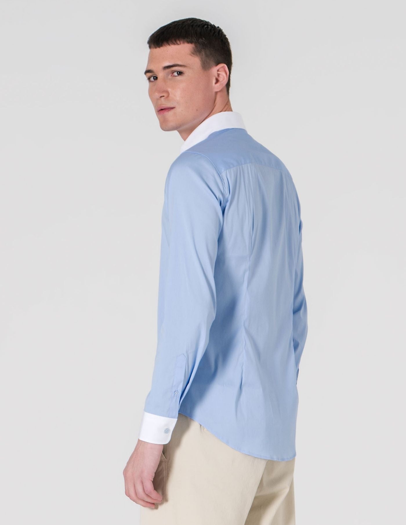 CAMISA SLIM FIT SOFT TOUCH AZUL CLARO C/ COLARINHO BRANCO