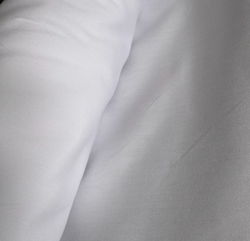 Camisa branca com colarinho largo