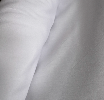 Camisa branca com colarinho largo