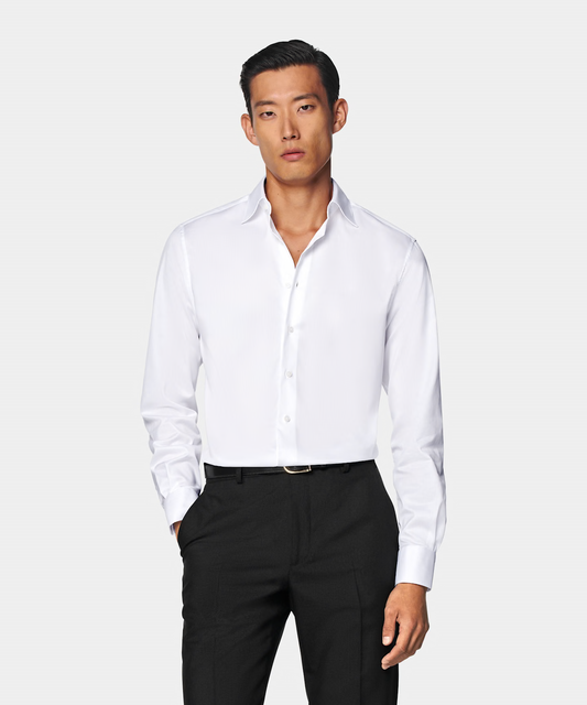 Camisa branca com colarinho largo