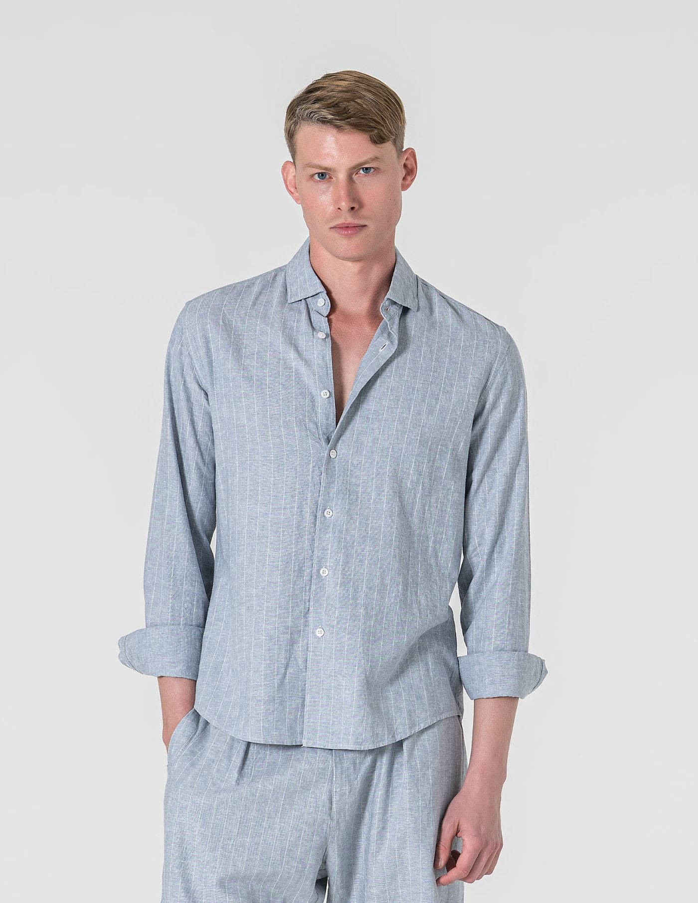 CAMISA DE LINHO AZUL C/ RISCA BRANCA