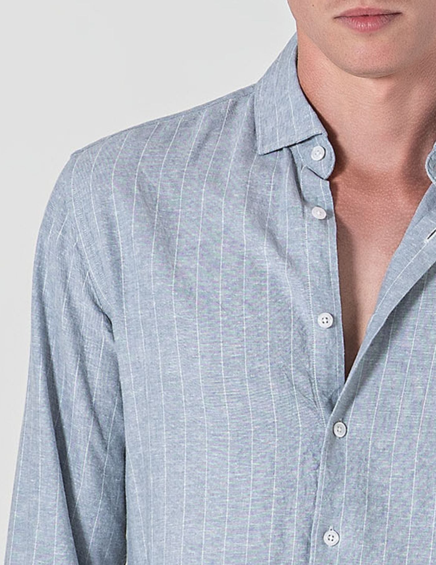 CAMISA DE LINHO AZUL C/ RISCA BRANCA