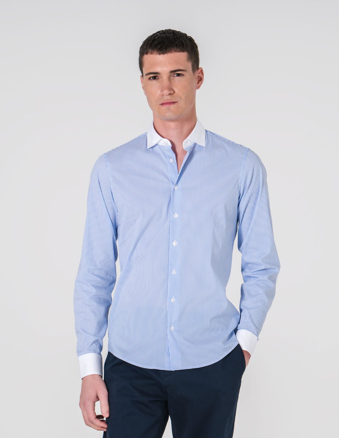 CAMISA SLIM FIT SOFT TOUCH COLARINHO BRANCO E RISCAS