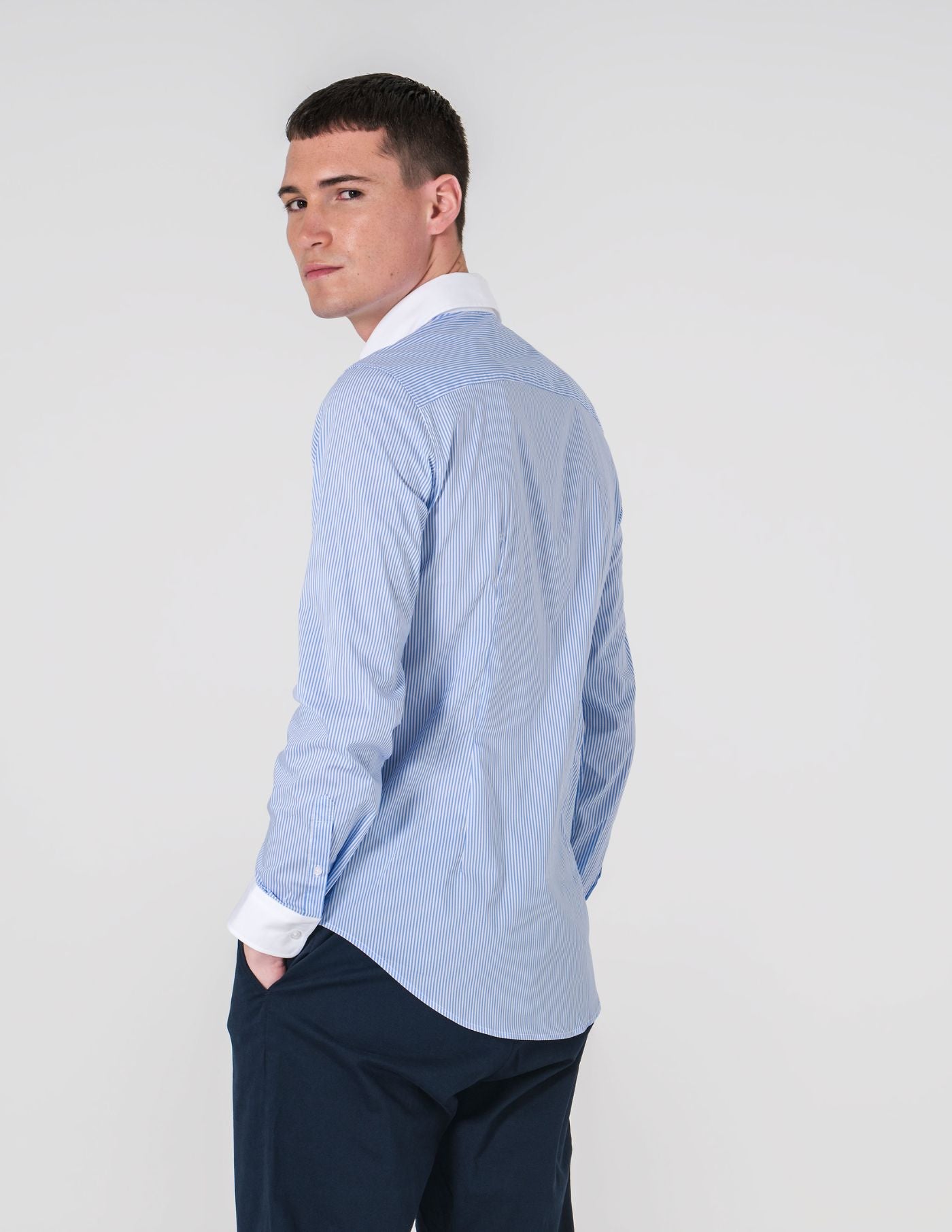 CAMISA SLIM FIT SOFT TOUCH COLARINHO BRANCO E RISCAS