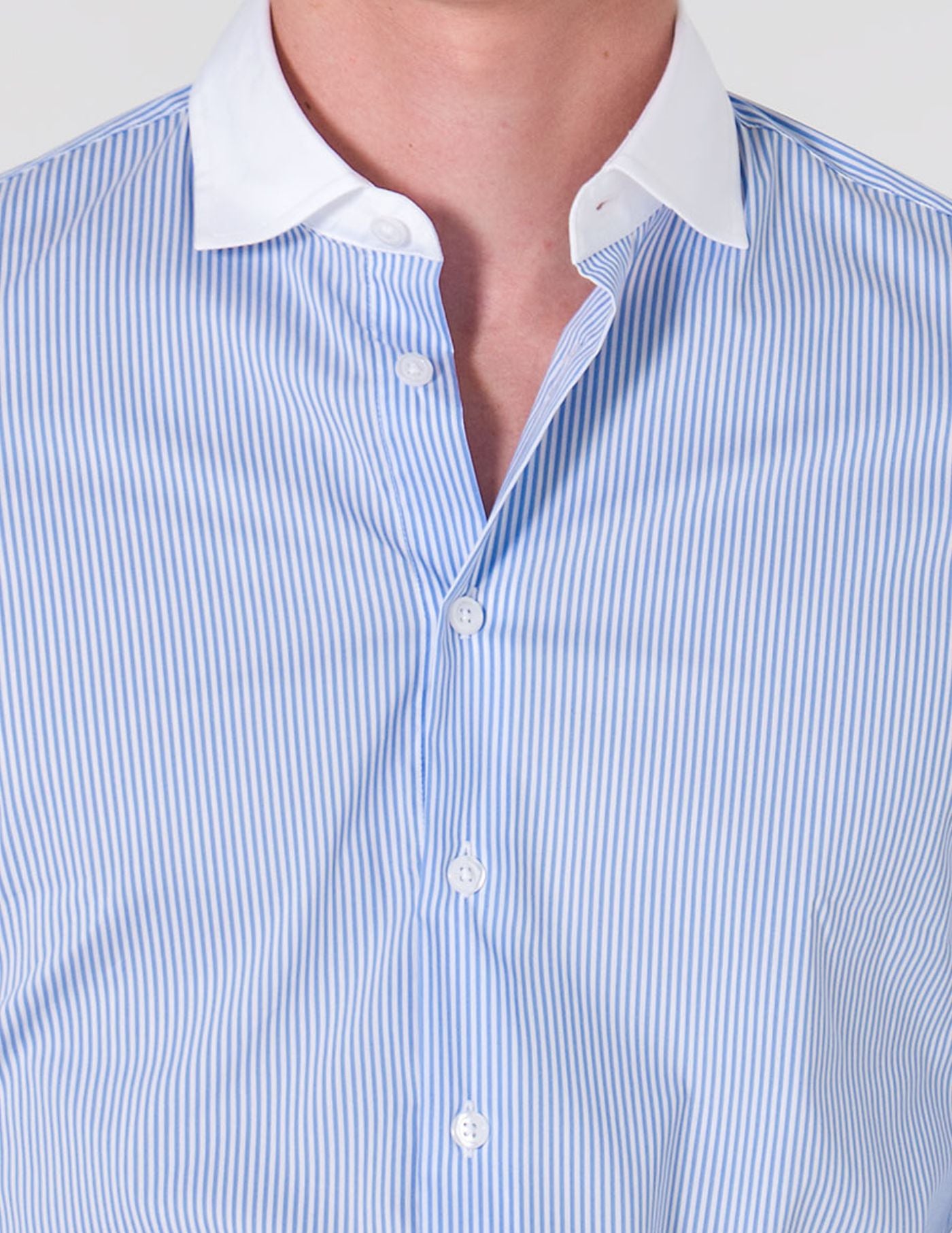 CAMISA SLIM FIT SOFT TOUCH COLARINHO BRANCO E RISCAS